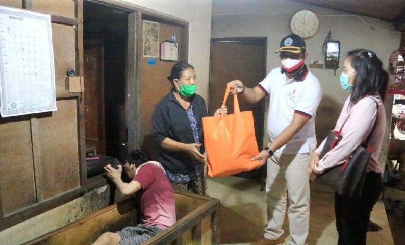 podiumnews.com-Bantuan untuk Penyandang Disabilitas di Klungkung Disalurkan